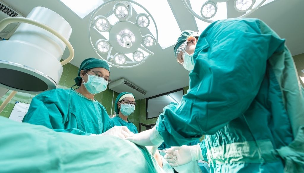 Realizan primer trasplante de pulmón de donantes vivos a paciente hospitalizada por covid-19
